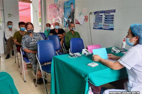 Phòng Khám đa khoa khu vực Mường So làm tốt công tác vận động người dân tiêm vắc xin phòng Covid-19