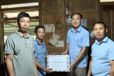 ĐỒNG CHÍ LÊ VĂN TUÂN - PHÓ BÍ THƯ THƯỜNG TRỰC ĐẢNG UỶ XÃ MƯỜNG MÙN THĂM, TẶNG QUÀ GIA ĐÌNH CHÍNH SÁCH NHÂN NGÀY 27/7.