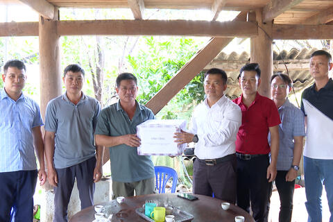 BÍ THƯ ĐẢNG ỦY XÃ MƯỜNG MÙN THĂM HỎI, TẶNG QUÀ NHÂN NGÀY 27/7