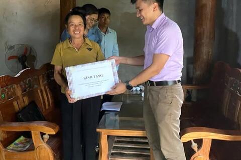 Lãnh đạo xã Mường Mùn thăm, tặng quà các gia đình chính sách nhân kỷ niệm 78 năm Ngày Thương binh - Liệt sĩ