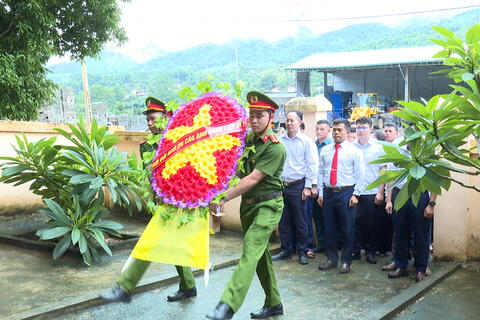 XÃ MƯỜNG MÙN VIẾNG ĐÀI TƯỞNG NIỆM CÁC ANH HÙNG LIỆT SĨ