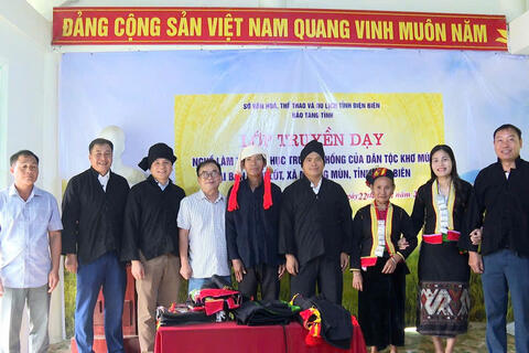 LỚP TRUYỀN DẠY LÀM TRANG PHỤC DÂN TỘC KHƠ MÚ