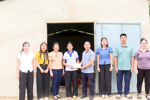 Nghiệm thu, bàn giao nhà “Đại đoàn kết” cho hộ bà Nùng Thị Tiến