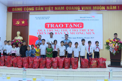 Ấm áp Tết Trung thu – Chung tay chăm lo thế hệ trẻ ở Mường Mùn