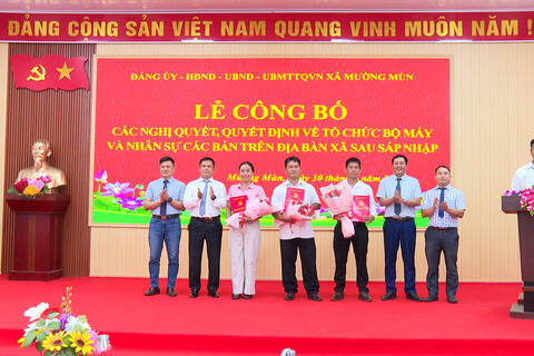 Đảng ủy xã Mường Mùn công bố các nghị quyết, quyết định về tổ chức bộ máy và nhân sự các bản
