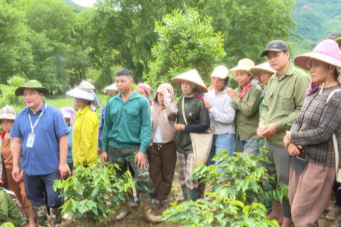 MƯỜNG MÙN TẬP HUẤN KỸ THUẬT CHĂM SÓC CÂY MẮC CA CHO NGƯỜI DÂN