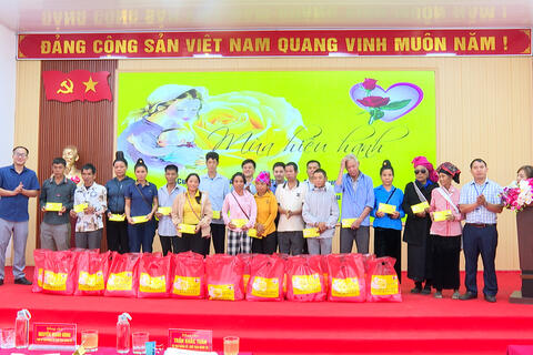Mường Mùn trao 100 suất quà cho hộ nghèo, hộ có hoàn cảnh đặc biệt khó khăn nhân Đại lễ Vu Lan năm 2026