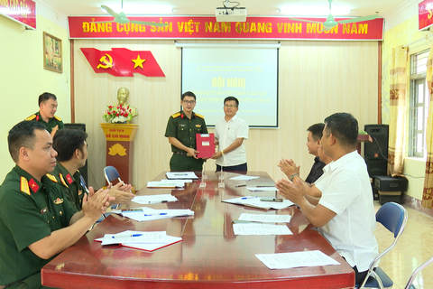 Mường Mùn bàn giao chức trách, nhiệm vụ Chính trị viên Ban Chỉ huy Quân sự xã