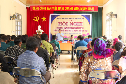 Người đứng đầu cấp ủy, chính quyền xã Mường Mùn đối thoại với Nhân dân bản Hua Mức
