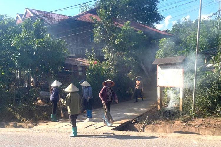 Người dân bản Phiêng Vai, xã Nậm Kè dọn dẹp vệ sinh công cộng. Ảnh: Xã Nậm Kè