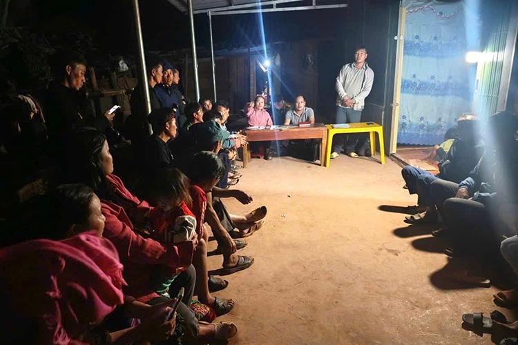 Cán bộ xã Nậm Kè tuyên truyền phòng, chống bệnh lỵ trong đêm. Ảnh: Xã Nậm Kè